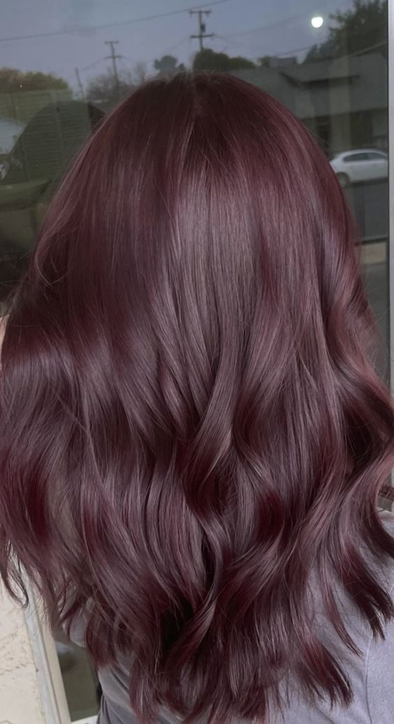 Embrace a natural-looking hue with dark red violet locks. This shade offers a subtle purple tinge that shines brilliantly in the sunlight.