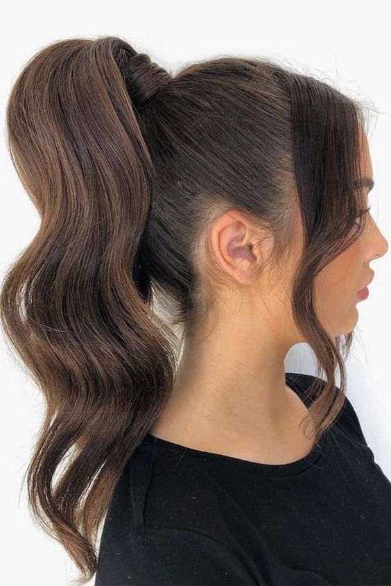 Chic messy mid-ponytail with loose, textured strands and a relaxed, carefree appearance