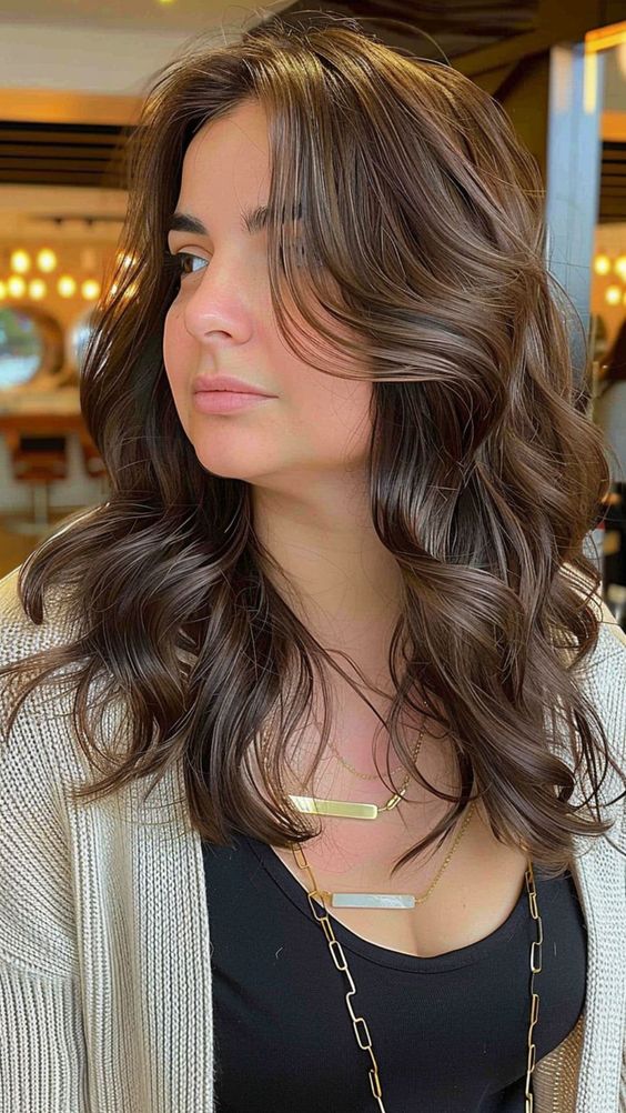 Woman with retro waves hairstyle for round face