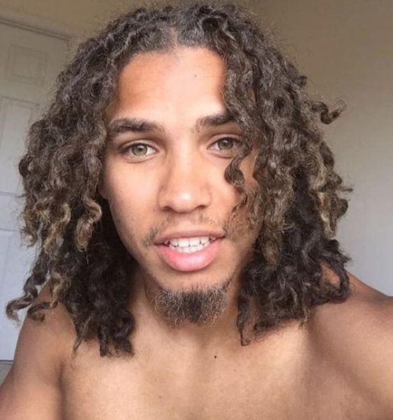 Natural wavy hair for Black men in 2024